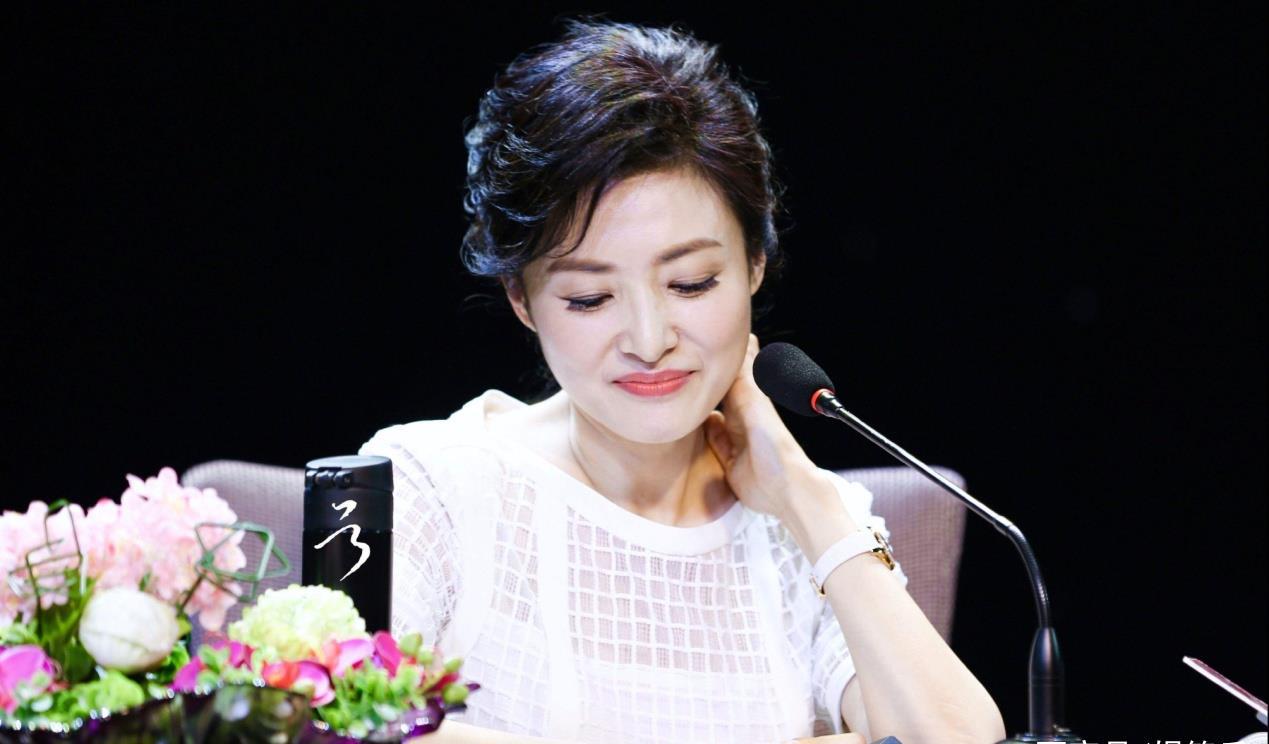 51岁周涛亮相湖南台给哪吒配音，17次主持春晚的她为何离开央视？