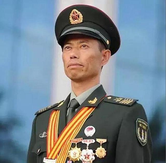 安徽兵王仅初中文化，入伍34年有召必回，退役后女儿继承父业