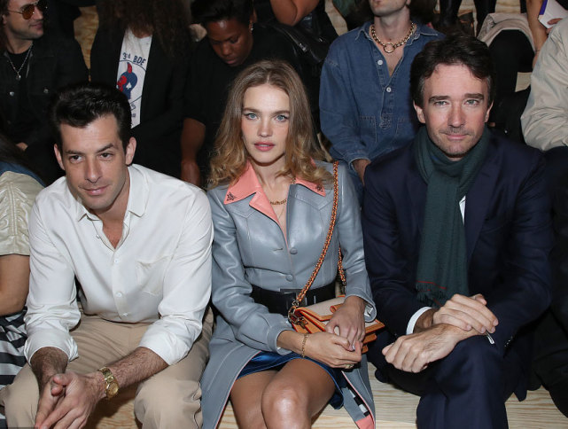 LV太子妃亮相自家秀，和丈夫牵手超恩爱，全套金首饰也仙气十足