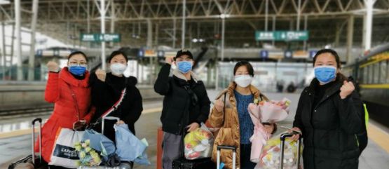 小男孩切东西不小心切到自己的手,儿子切水果时不小心割到手指