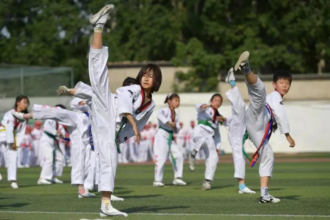 一共有207人参加体操表演,一百多人体育节开场