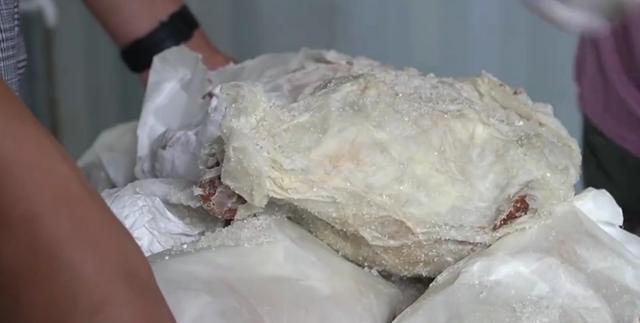 山东美女靠一锅盐发家,3年开8家店,月入至少30万,全城独一份