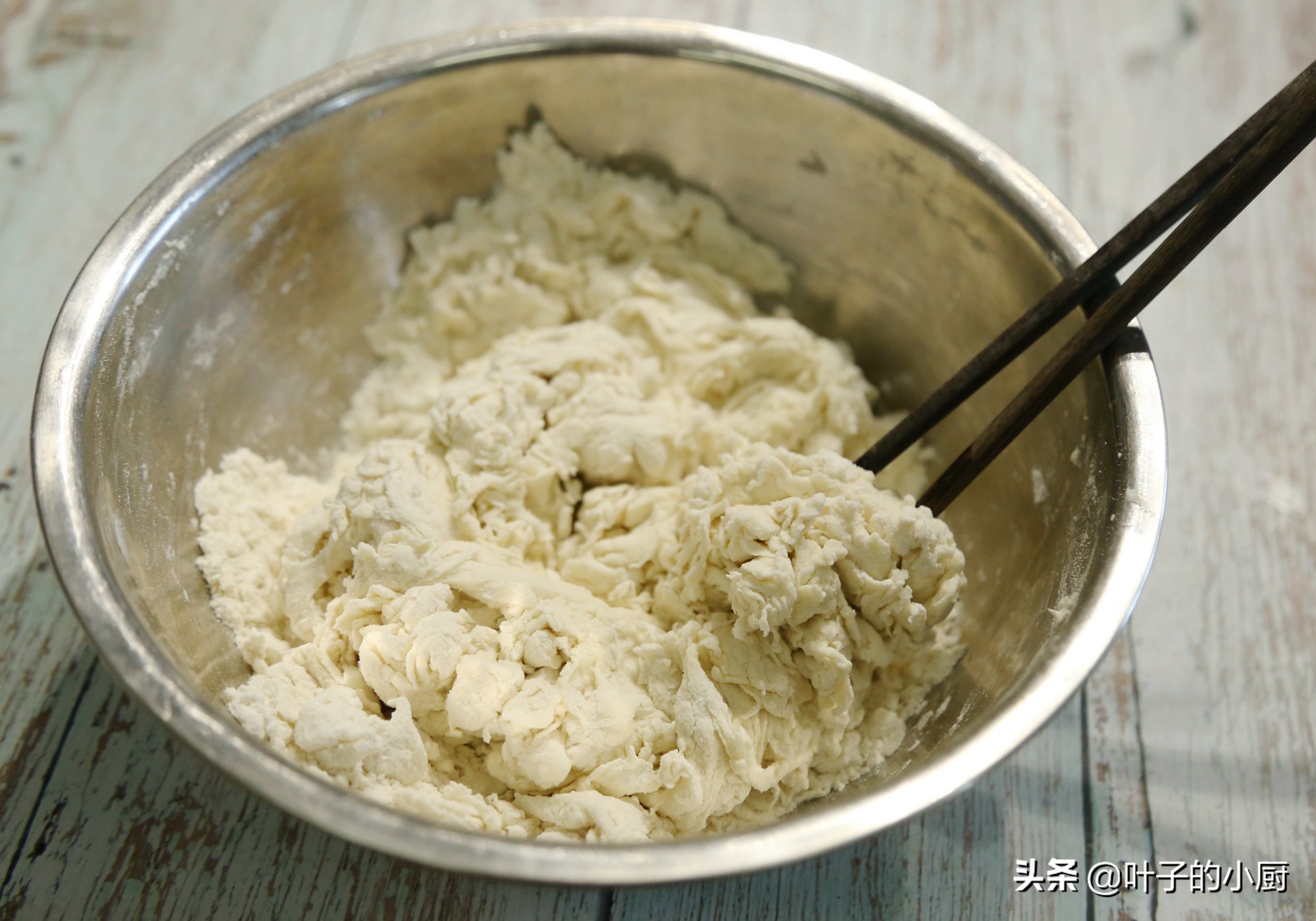 又到了吃凉皮擀面皮的季节,凉皮又软又劲道