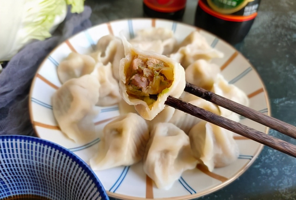 饺子放冰箱怎么不开裂,煮过的饺子怎么存放不粘皮不会破