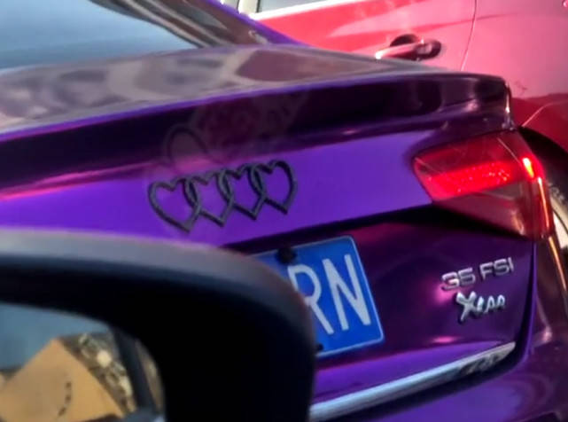 奥迪车标改成黑颜,奥迪车标改黑色的档次高吗