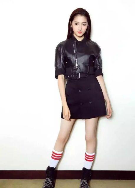 关晓彤显肩宽的造型,关晓彤黑色一字肩紧身连衣裙