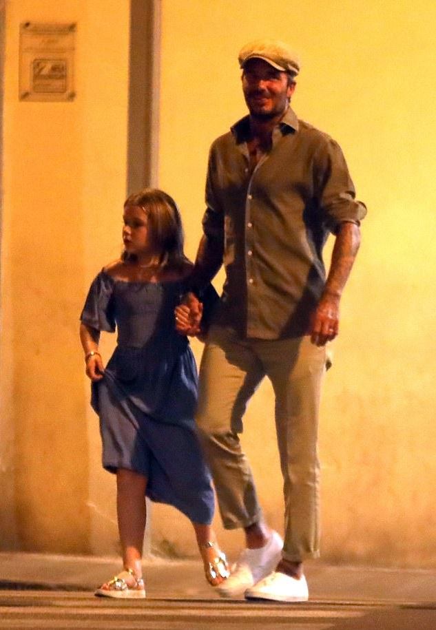 8岁的小七比妈妈还会穿了？这条蓝色Zara露肩裙秒售罄，大姑娘啦