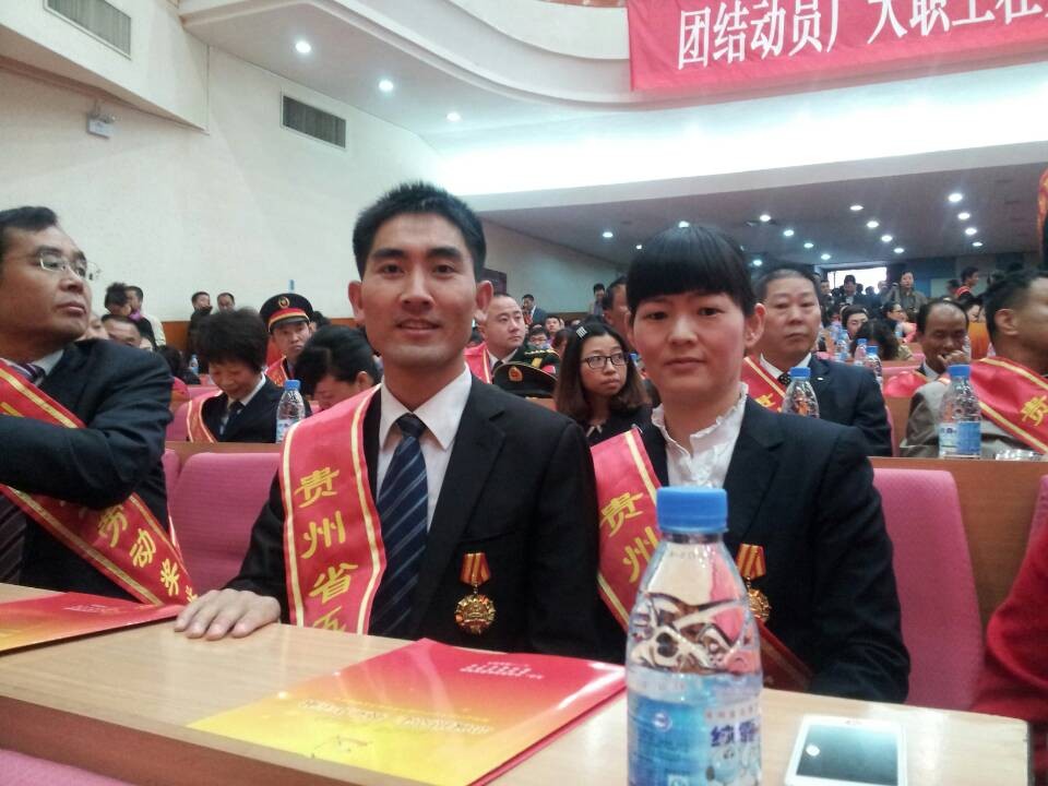 贵州千里背疯母上学,13年前千里背疯母上大学