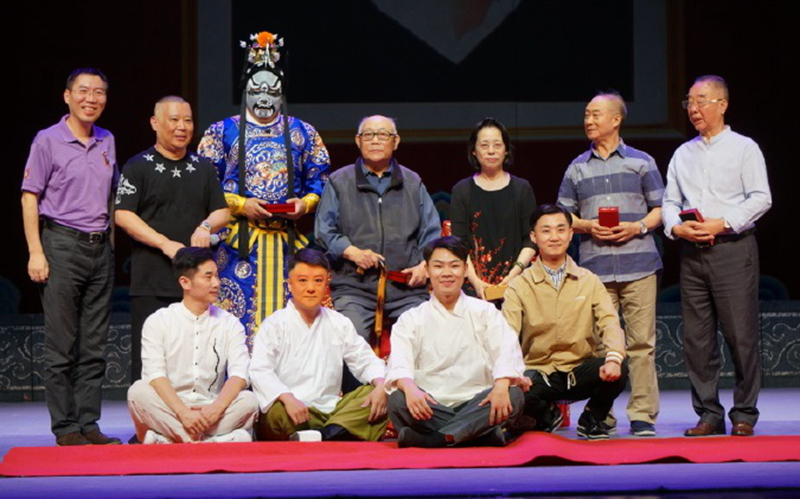 郭德纲拜师京剧名家麒麟童,郭德纲拜师哪个京剧前辈