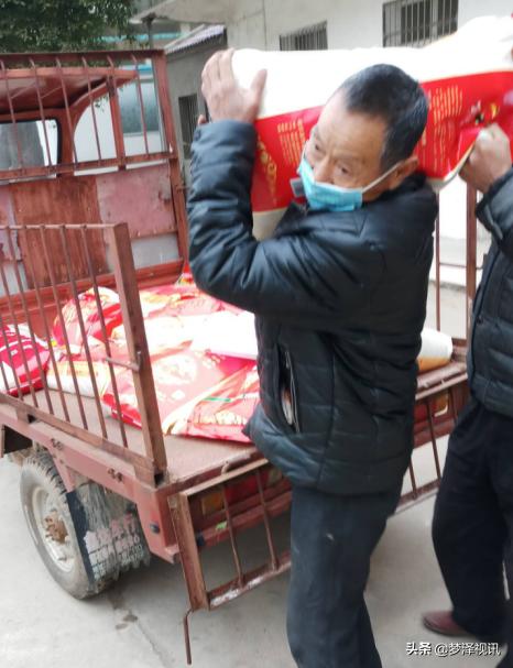 湖北云梦义堂多个村自发为村民集中采购生活物资