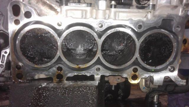 发动机击穿是换还是修,汽车发动机被击穿