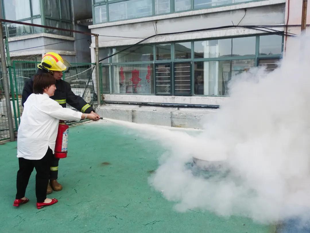 和消防员一起过六一儿童节,六一消防童行