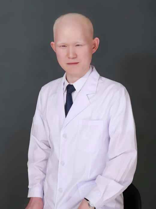 他自幼双眼弱视，却自强不息拿下本科学位，如今留京成功创业拥有两家按摩中心！