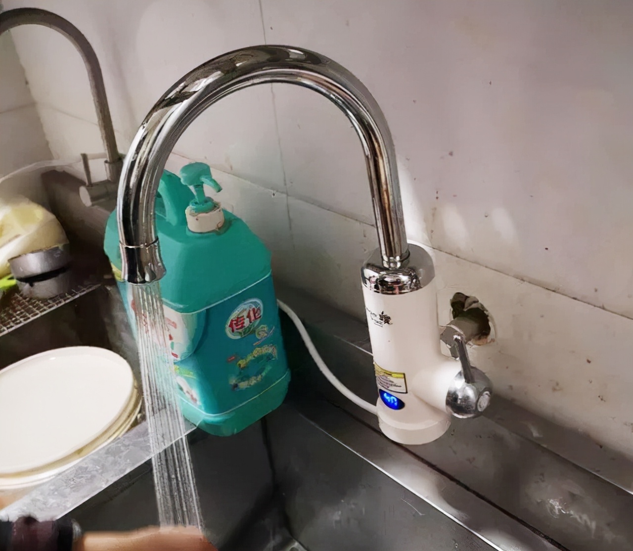 小厨宝跟电热水龙头哪个好用,电热水龙头和小厨宝哪种好