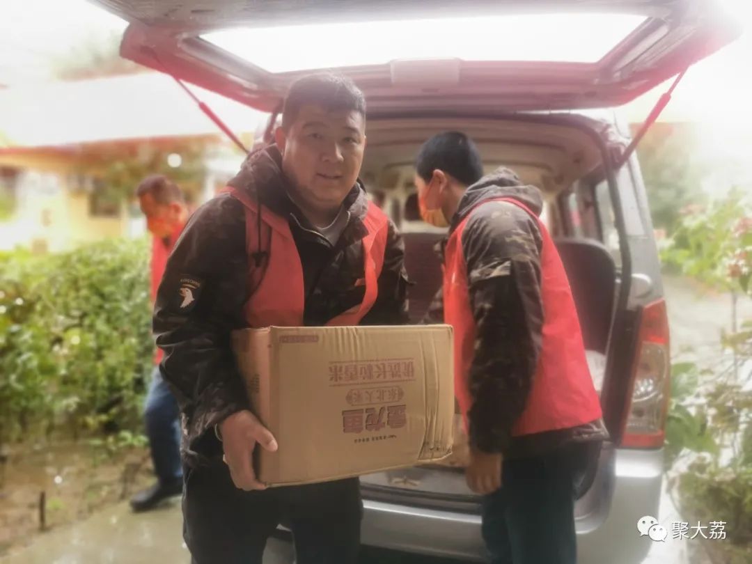 陪老人度过美好重阳节，大荔金龙、鸿运驾校、秦东考务中心在行动