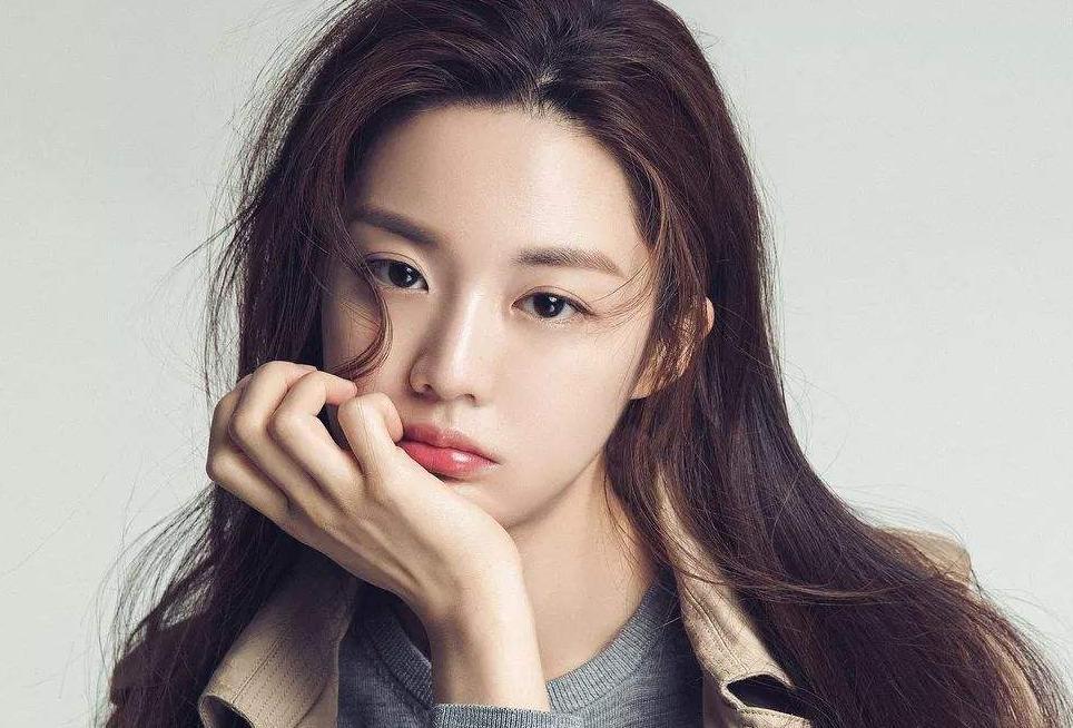 一眼美女和耐看型美女的区别,气质型美女和甜美型美女哪个耐看