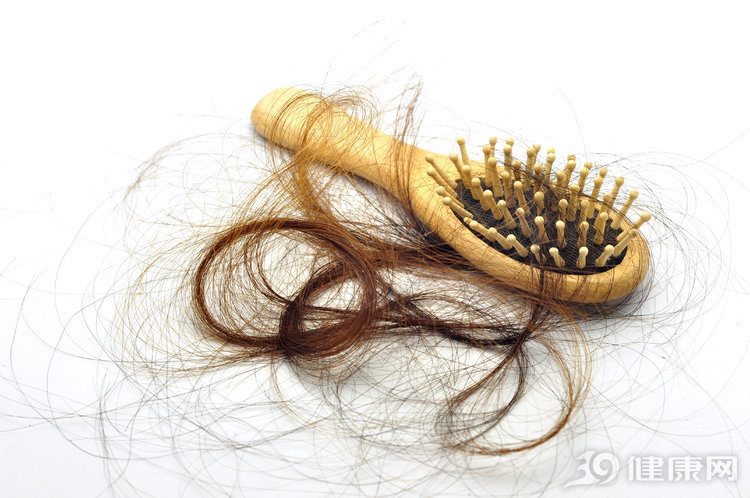 细软头发变乌黑浓密的秘诀,中年不容易也要笑着面对