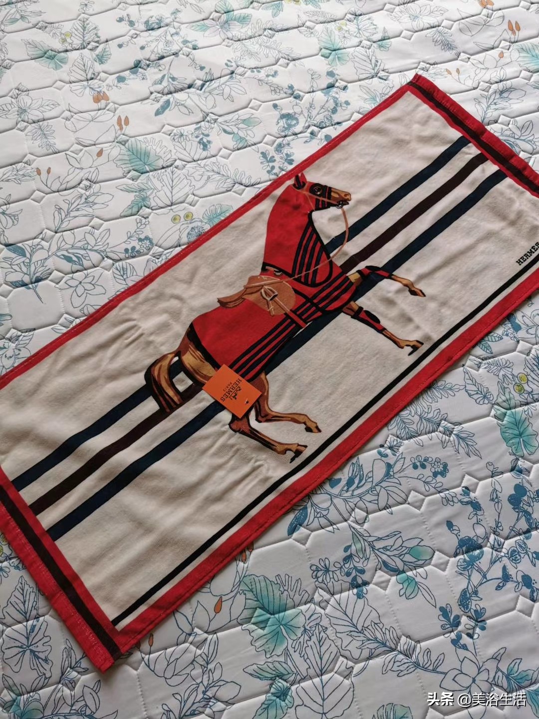 请大家欣赏下爱马仕的丝巾和围巾吧！有没有感觉很可惜？