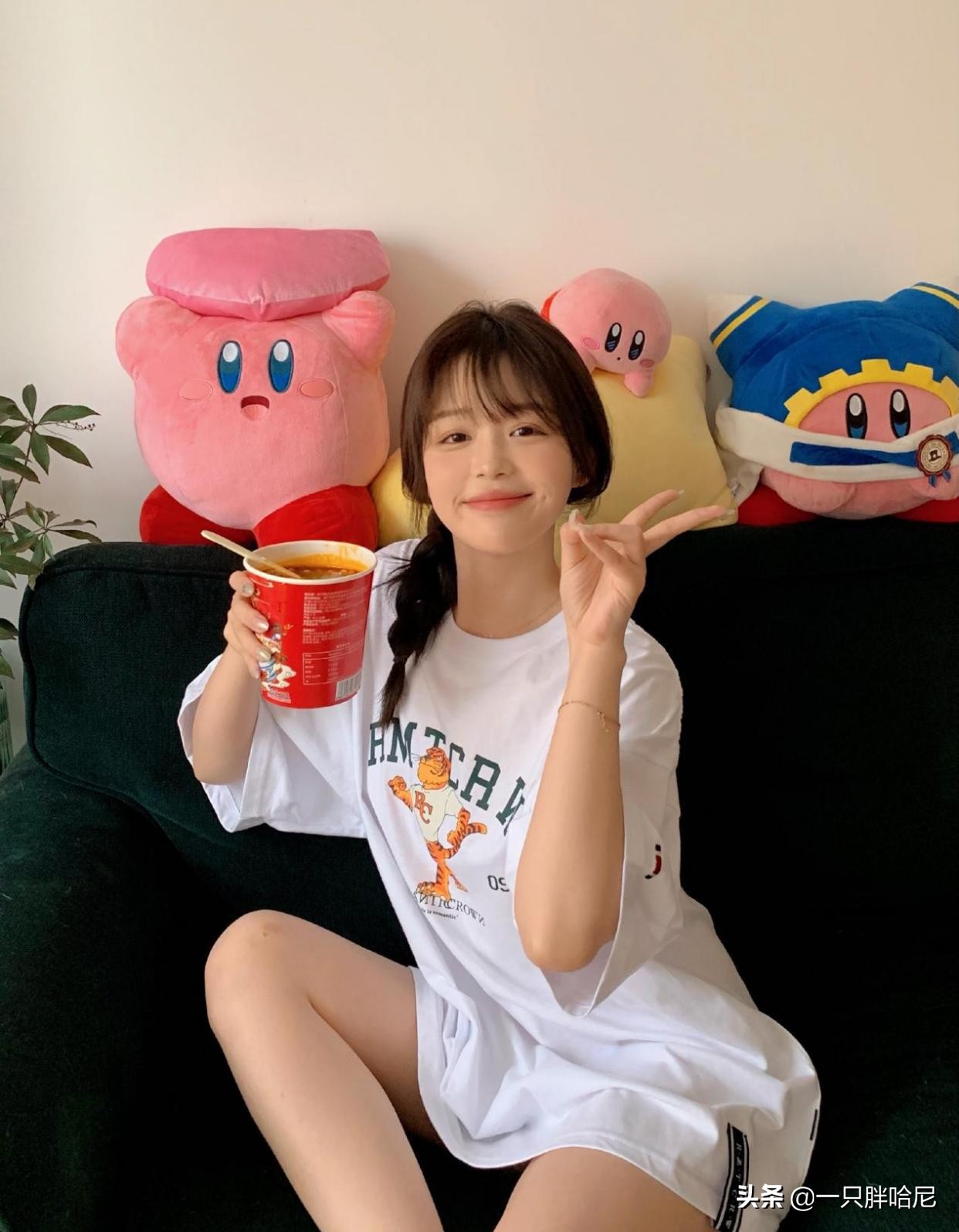 脸黄染什么头发好看又显得年轻,黄头发颜色减龄显白