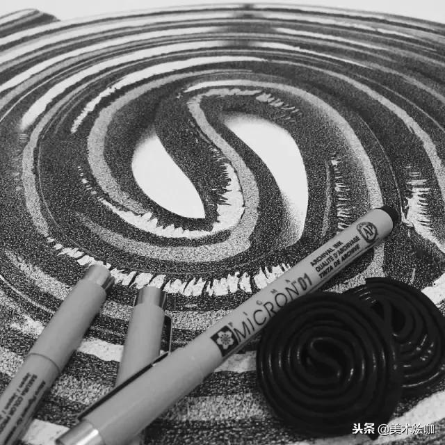 用1支针管笔点画了200小时，结果很惊人
