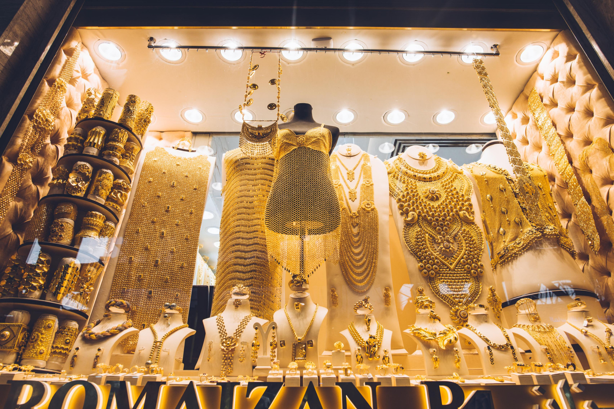 迪拜这个地方，汇集了世界各地的香料和黄金，是当地人的珍宝之城