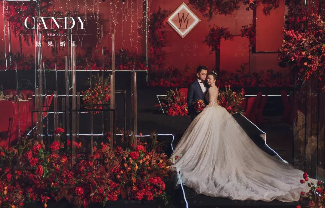 整场婚礼都是静谧深沉的红与黑在空间的碰撞,神秘而高级