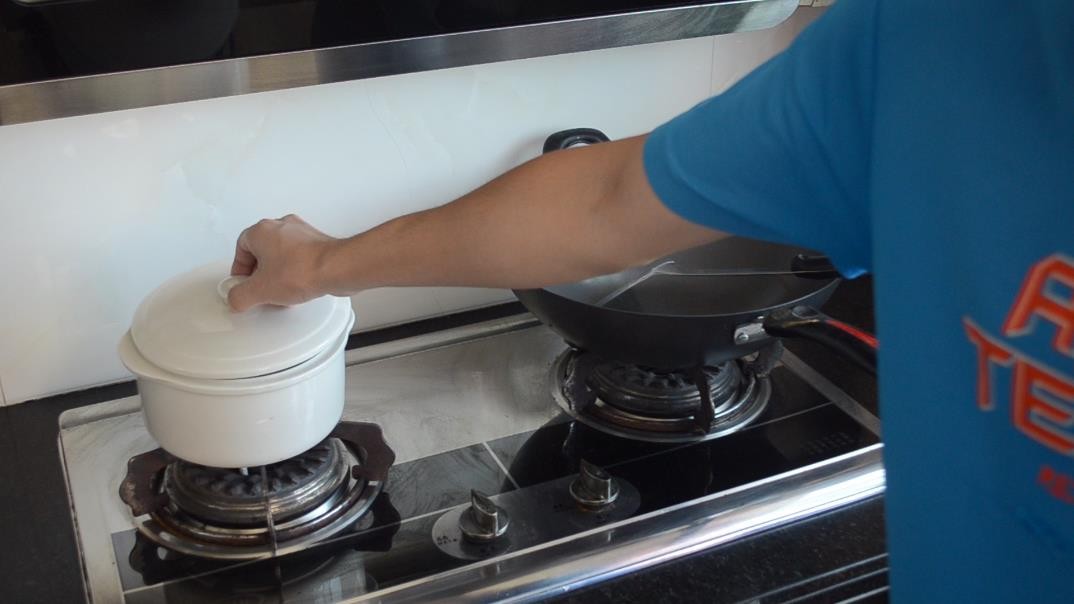 为什么燃气灶的左边不能打开炒菜,为什么说燃气灶左边不能炒菜