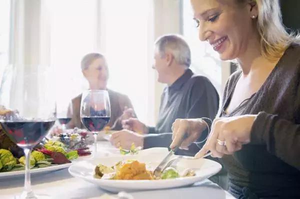 西餐的吃法怎么拿刀叉,吃西餐正确拿刀叉的姿势