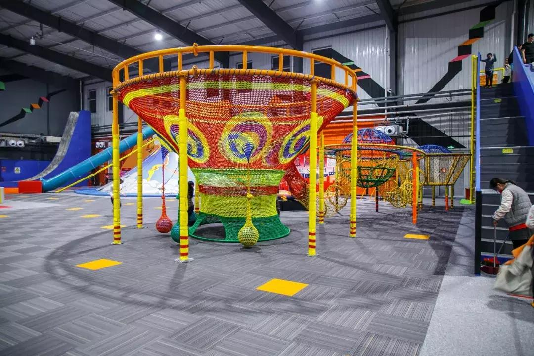 蹦床乐园闯关攀岩,蹦床馆嗨玩