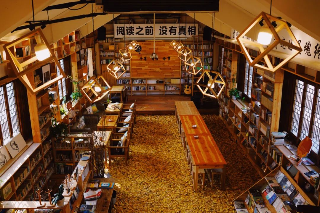 疫情下的实体书店自救录：直播、外卖、盲袋……