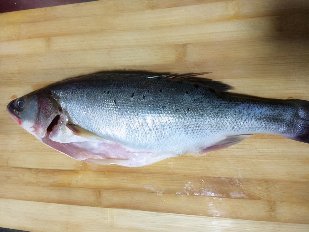 清蒸鲈鱼用生抽还是用蒸鱼豉油,清蒸鲈鱼放蒸鱼豉油还要放生抽吗