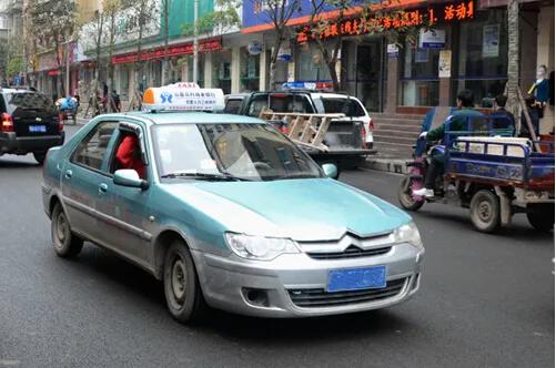 其实现在开出租车，月入过万并不难