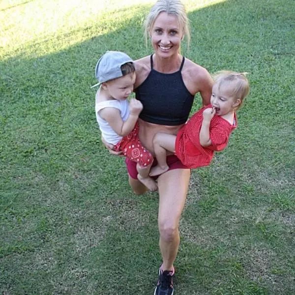 带娃锻炼两不误宝妈,张嘉倪穿健身衣