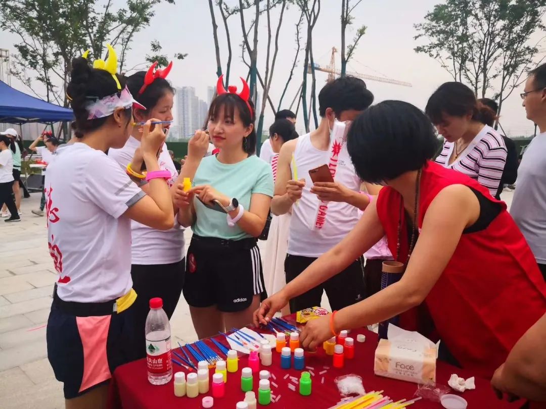 鲜一步播报丨炫酷荧光夜跑“点亮”郫都菁蓉湖畔