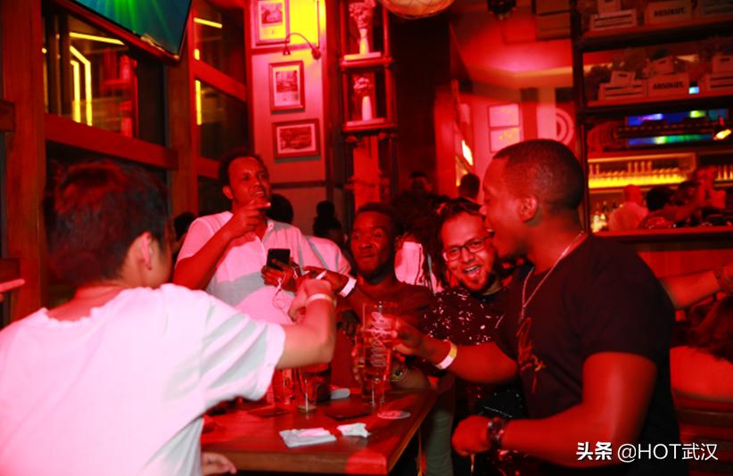 全国首家宝马MINI跨界西餐酒吧光谷开业，真的好吃