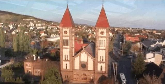 风景秀丽的湖边小城,是一座疗养胜地,很多人来此治心脏病