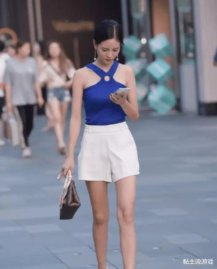 阿姨这个衣服很特别，一个布条非要用绳子吊着，有必要吗