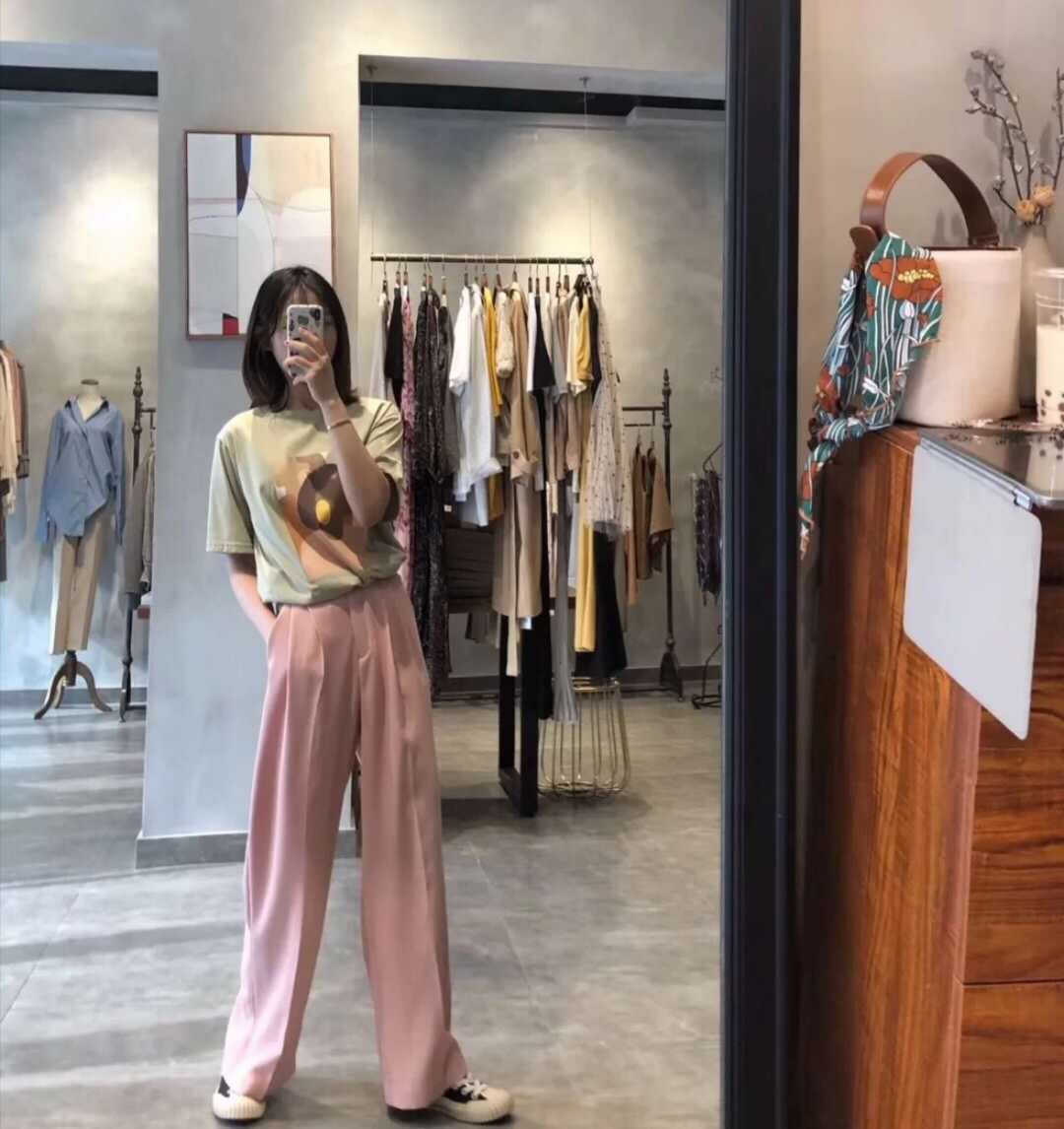 小孩粉色上衣配什么裤子好看,粉色裤子配什么颜色上衣好看女孩