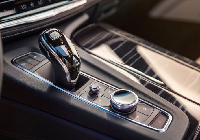 凯雷德对比路虎卫士气场,新款凯雷德的参数配置