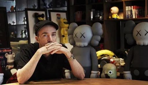 泡泡玛特市值腰斩，靠盲盒闯出血路的资本欧皇不行了？