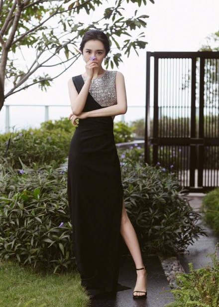 杨幂一字肩黑色深v黑纱裙,杨幂抹一字肩深v黑纱裙