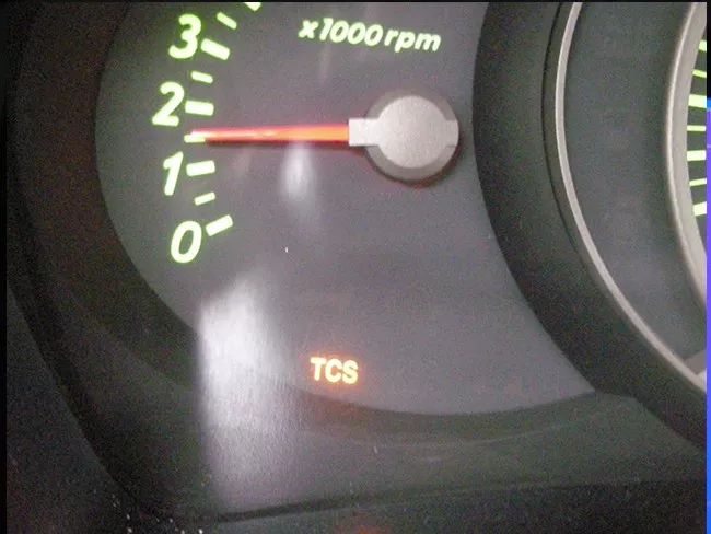 现代途胜tcs故障灯亮是什么原因,现代途胜打滑维修