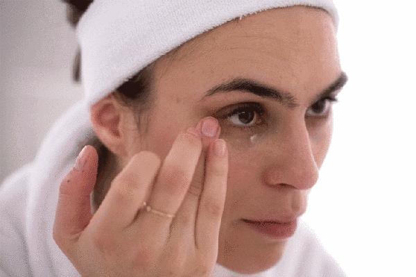 眼下纹怎么不卡粉,眼下有两道纹显老