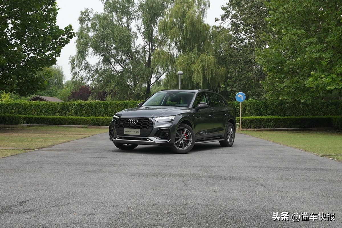 奥迪q5l2022款试驾视频第一视角,2023款奥迪q5时尚致雅黑白色对比