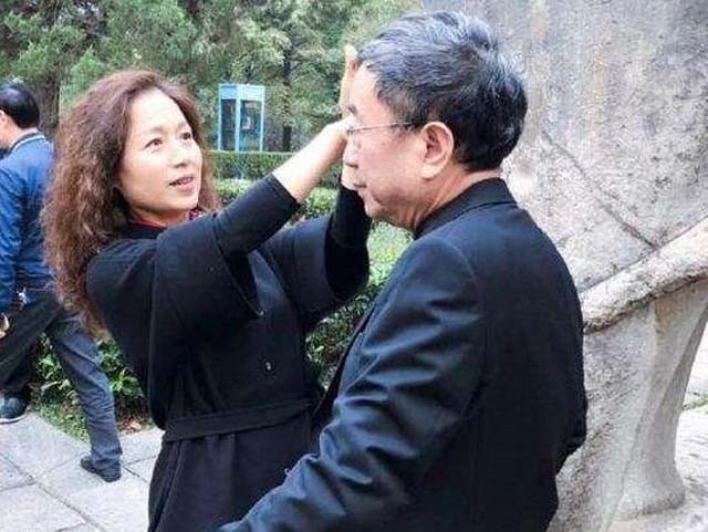 余秋雨第一任妻子李红个人简历,余秋雨第二任妻子马兰现状