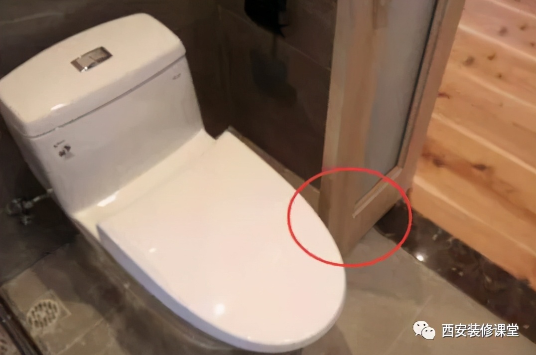装马桶和门有冲突怎样解决,马桶位置和门太近关不上