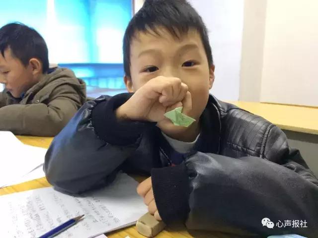 三年级想象作文老鼠乘纸飞机,纸飞机的作文三年级