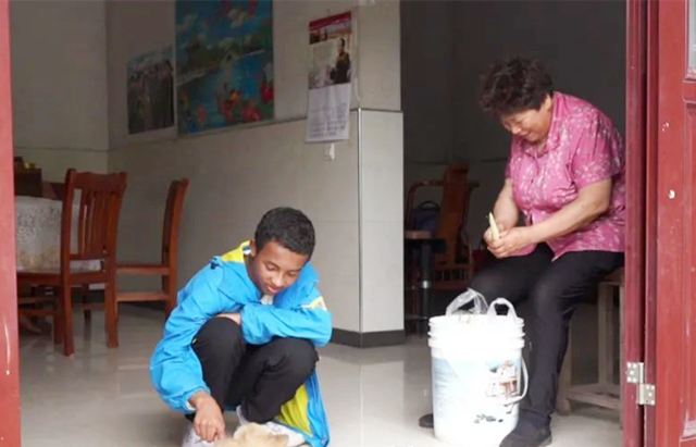 11年前,浙江农村奶奶收养了一个黑人小男孩巴比,如今怎么样了?