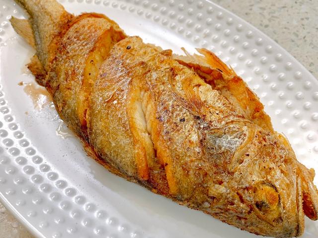 煎鱼诀窍怎么煎才会酥脆,煎鱼的时候怎样煎才不粘锅