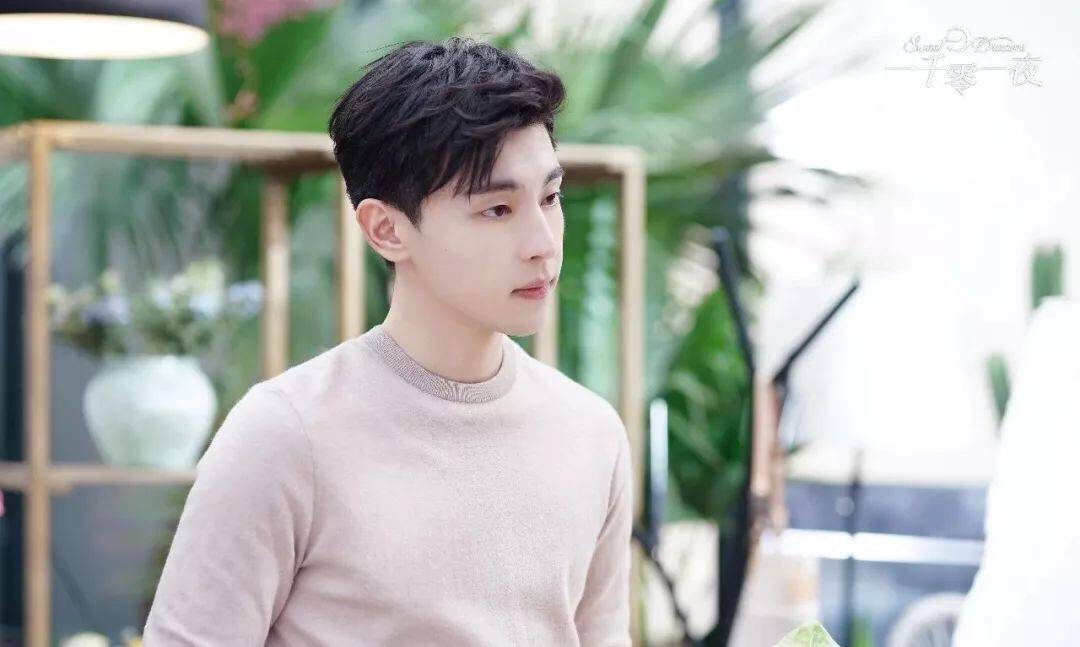 当邓伦发下誓言之后，节目中本色出演女孩状态，娇羞模样惹人发笑